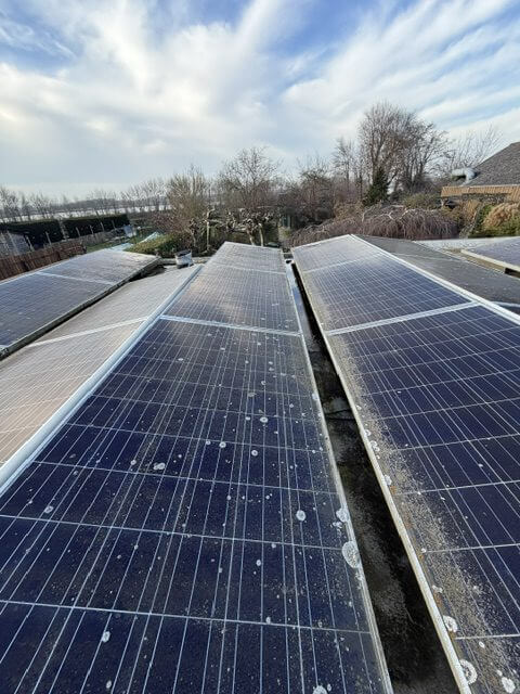 Zonnepanelen reinigen voor